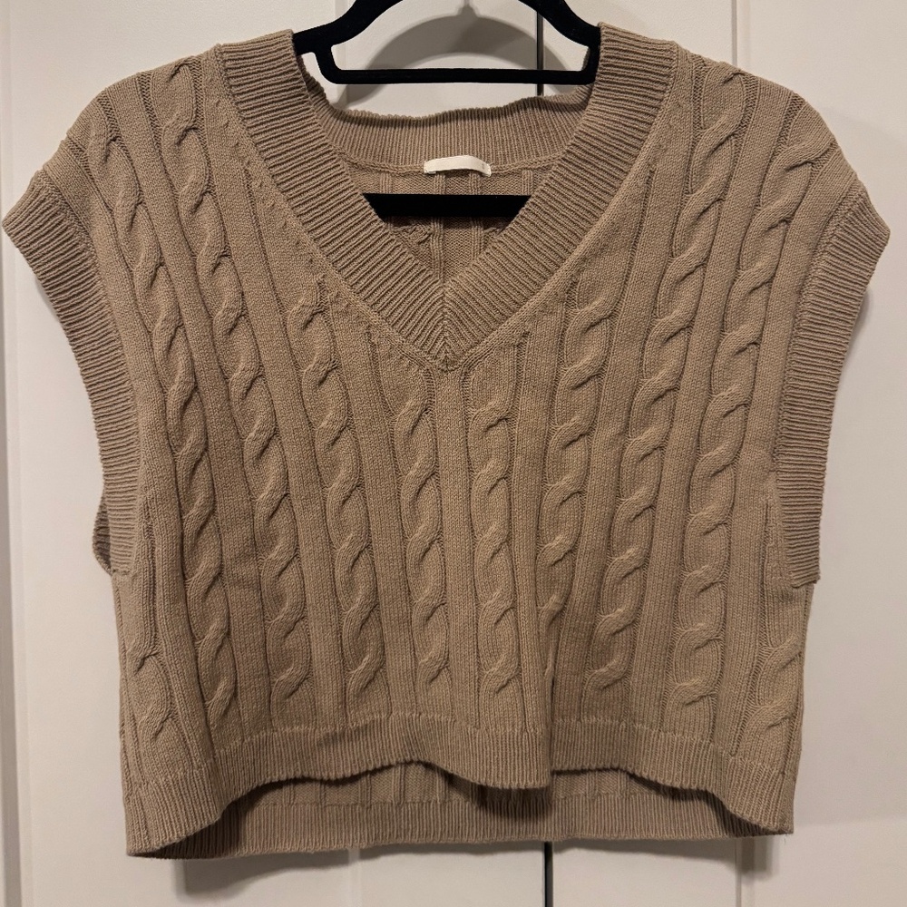 NWOT GU Uniqlo brown cropped knit sweater vest